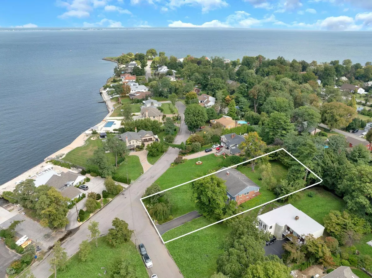 Glen Cove, NY 11542,10 Shell DR