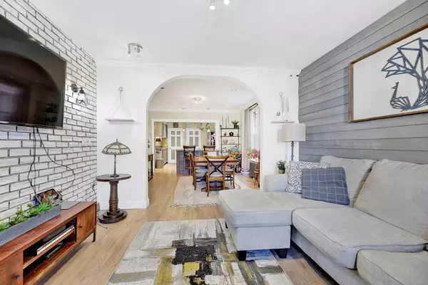 Middle Village, NY 11379,68-21 75 ST