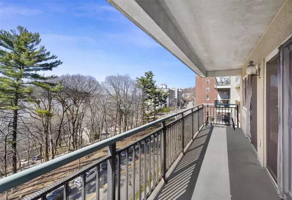 Yonkers, NY 10701,1020 Warburton AVE #6C