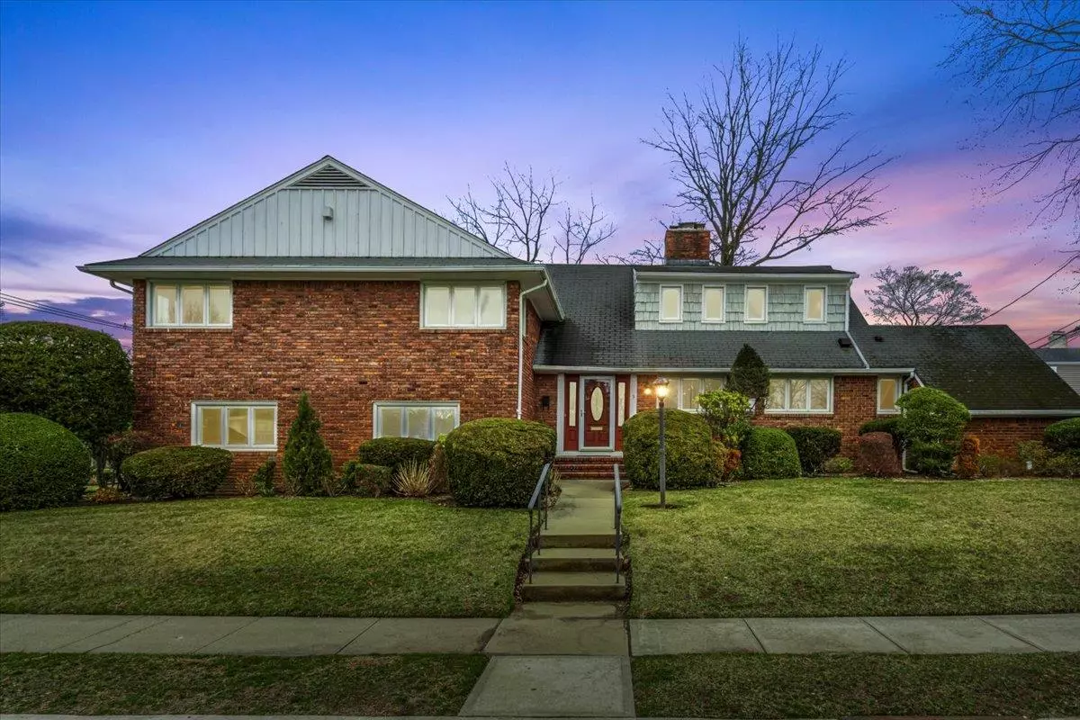 Rockville Centre, NY 11570,5 Paddock LN