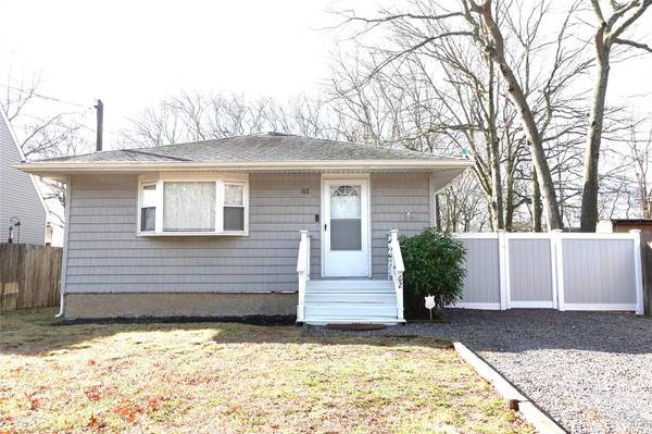 62 Eleanor AVE, Mastic, NY 11950