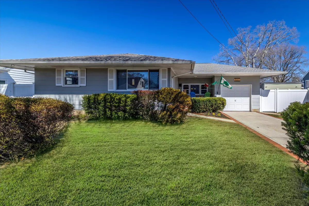 Lindenhurst, NY 11757,560 N Erie AVE