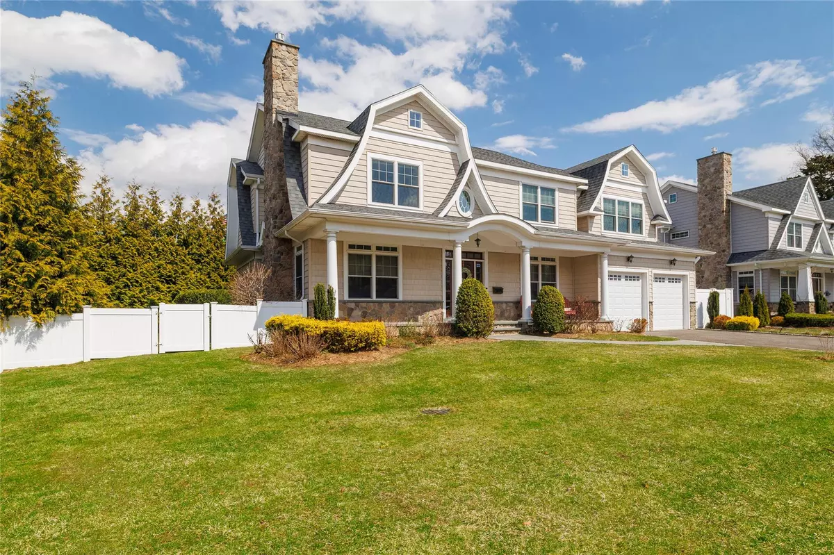 Rockville Centre, NY 11570,99 Yale PL