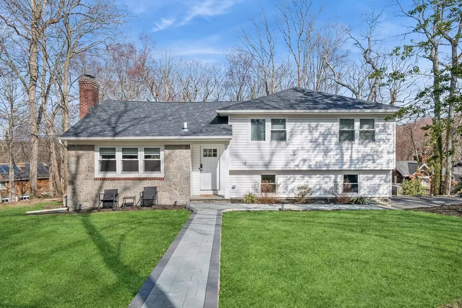 18 Paul Revere LN, Centerport, NY 11721