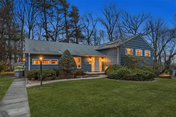 Roslyn, NY 11576,83 Fernwood LN