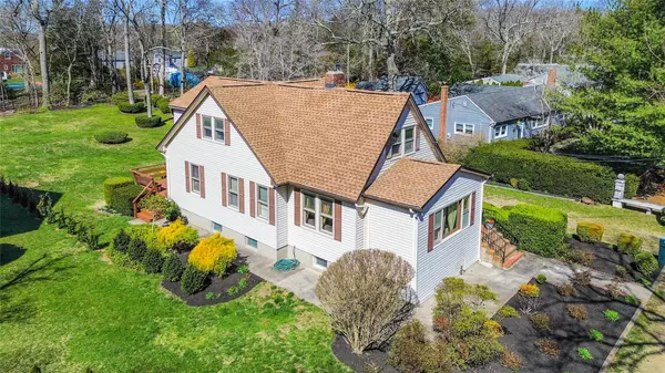 Laurel, NY 11948,675 N Oakwood RD