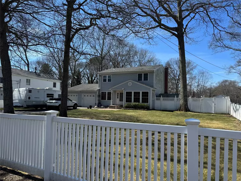 105 Auborn AVE, Shirley, NY 11967