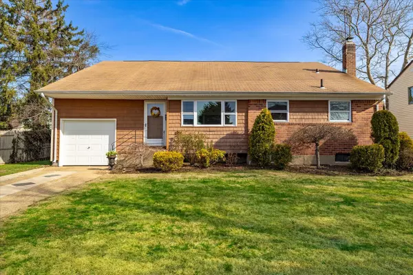 21 Brook PATH, Plainview, NY 11803