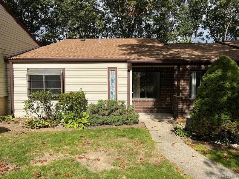 92 Birchwood RD, Coram, NY 11727