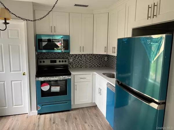 Coram, NY 11727,92 Birchwood RD