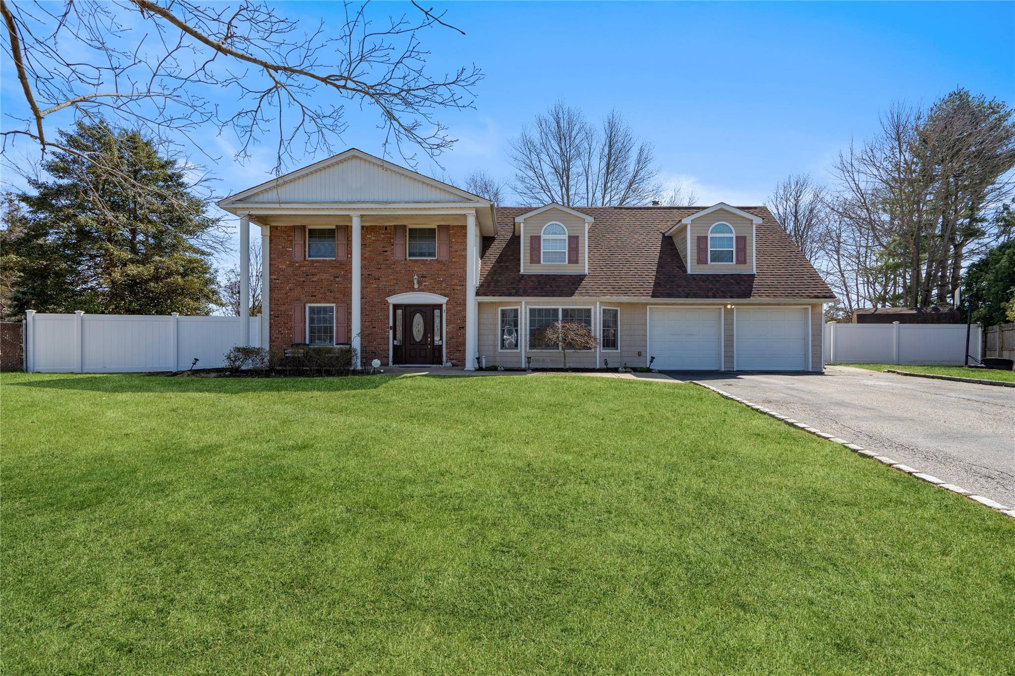 Holtsville, NY 11742,3 Mary Lu DR