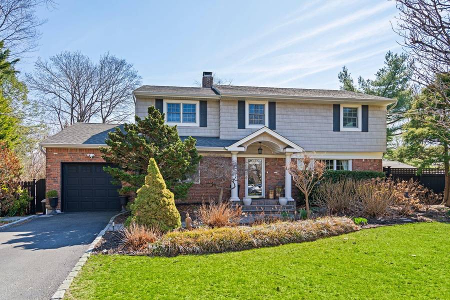 24 Royal Oak DR, Huntington, NY 11743