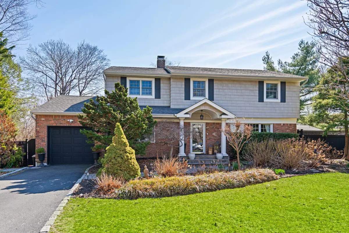 Huntington, NY 11743,24 Royal Oak DR