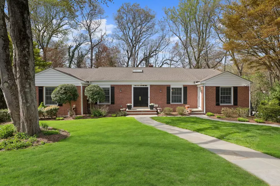 31 Mohegan RD, Larchmont, NY 10538