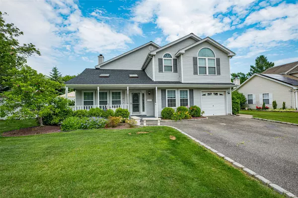 139 Paris CT, West Islip, NY 11795