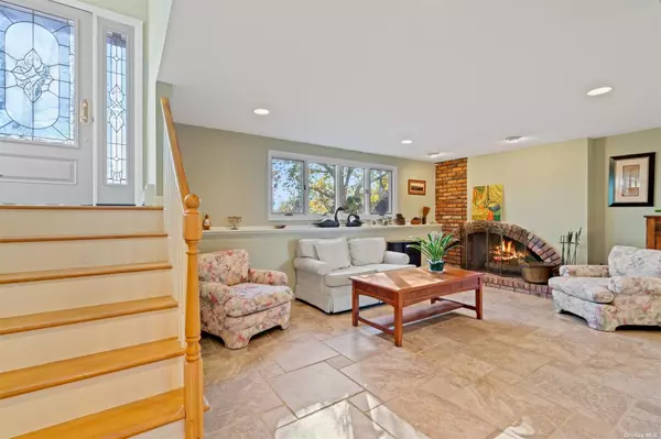 Northport, NY 11768,10 Devon PL