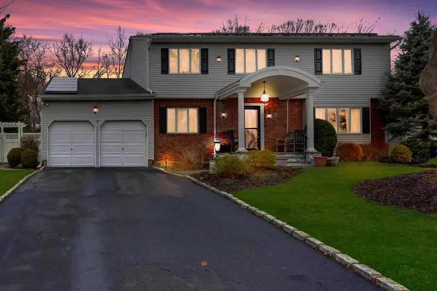 7 Hilltop DR, Mount Sinai, NY 11766