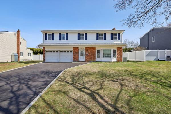 44 Columbine LN, Kings Park, NY 11754