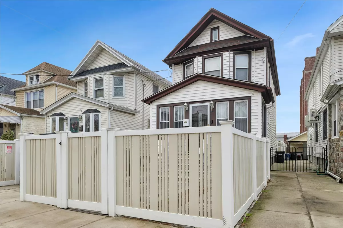 Hollis, NY 11423,9322 201st ST