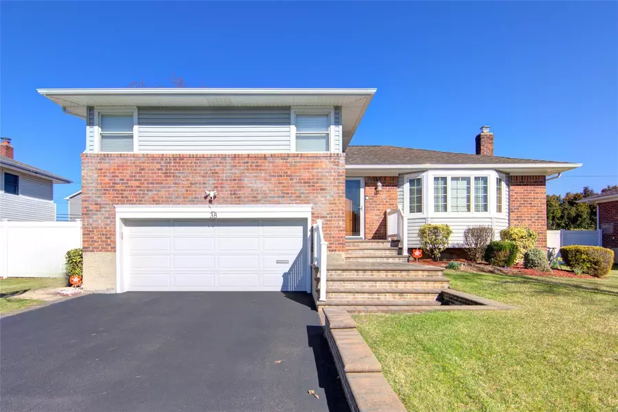 38 Pasadena DR, Plainview, NY 11803