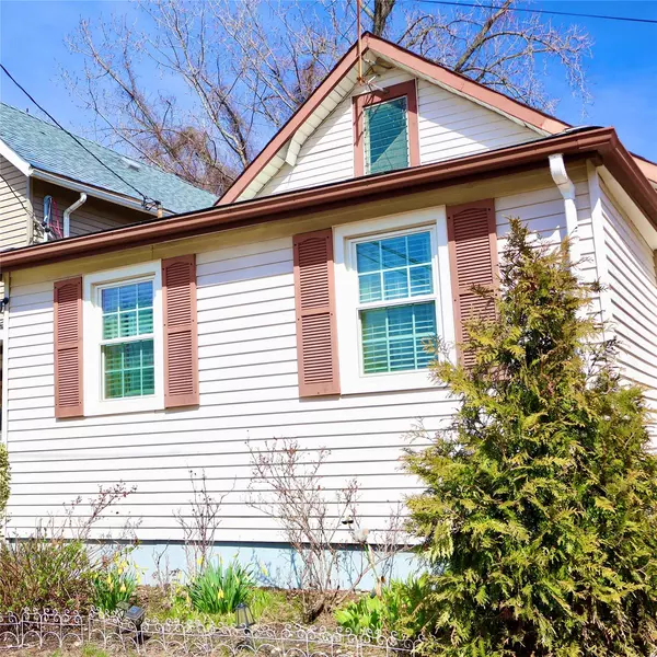 42 Yale ST, Inwood, NY 11096