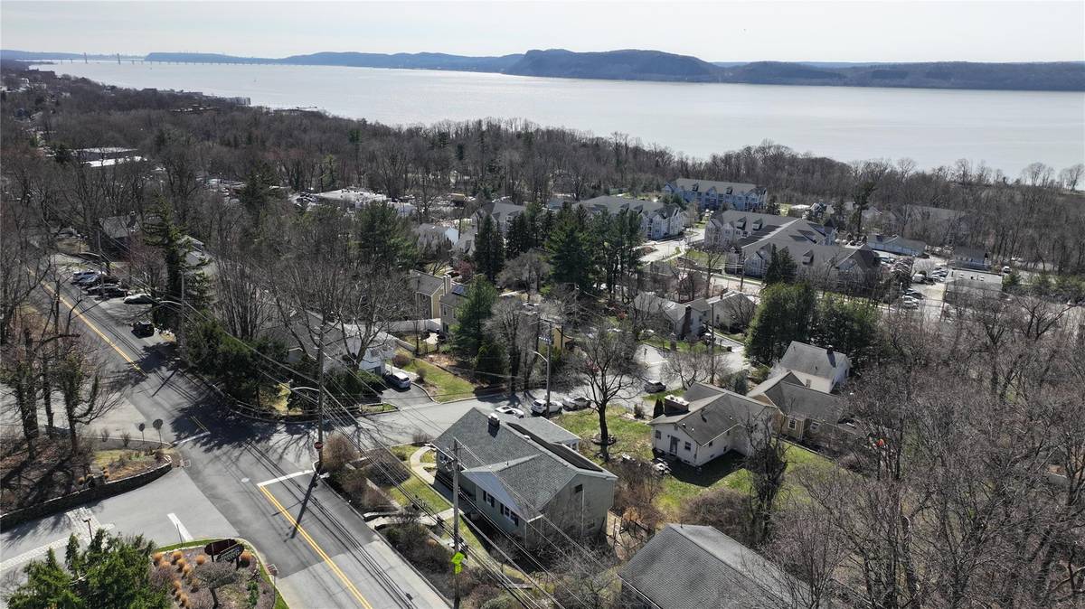 Ossining, NY 10562,61 Cedar LN
