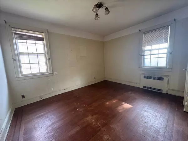 Fresh Meadows, NY 11365,5012 194th ST