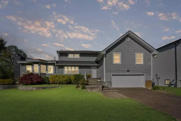 564 Rica LN, Woodmere, NY 11598