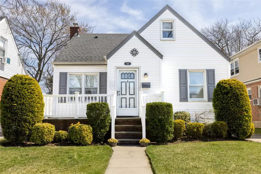 164 Sylvia LN, New Hyde Park, NY 11040