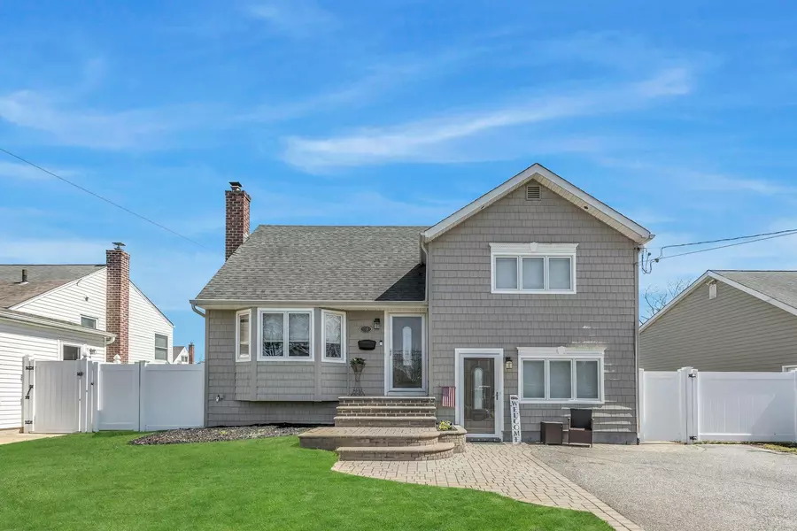 89 Westgate RD, Massapequa Park, NY 11762