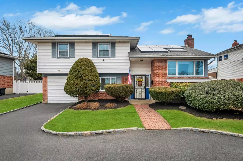 East Islip, NY 11730,41 Marilynn ST