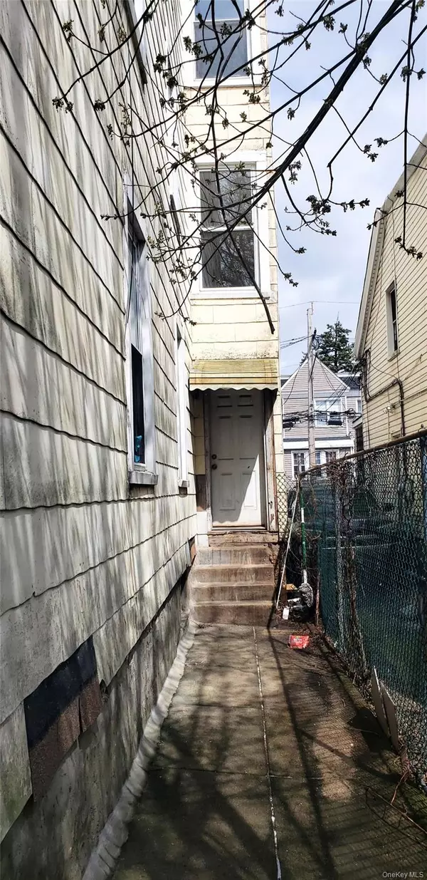 Bronx, NY 10466,748 E 223rd ST