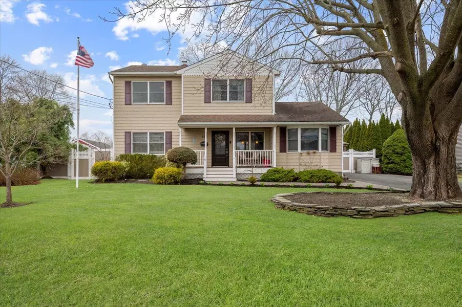 124 Meroke LN, East Islip, NY 11730