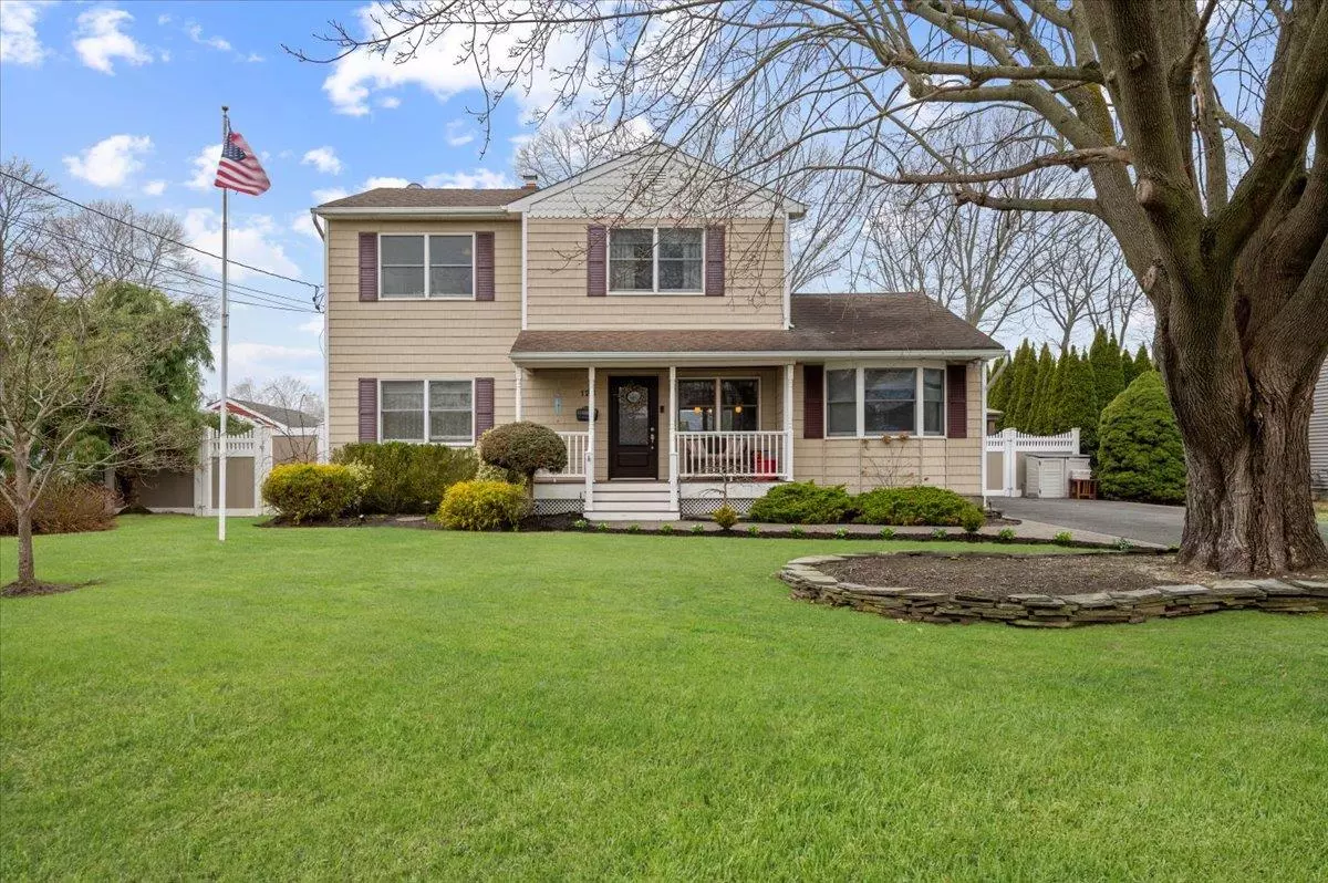 East Islip, NY 11730,124 Meroke LN