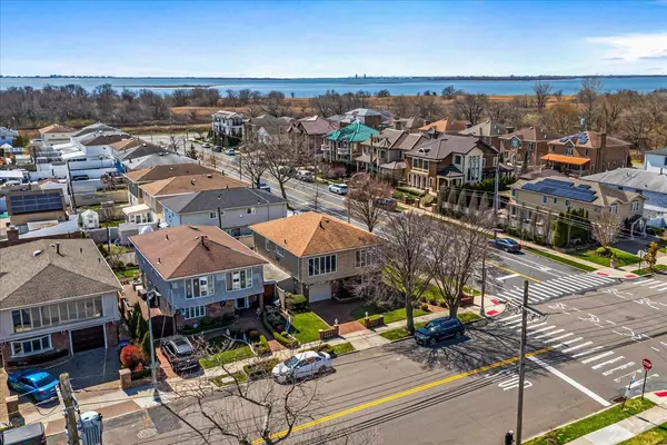 Howard Beach, NY 11414,84-04 164th AVE