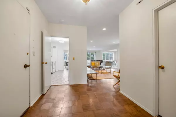 Great Neck, NY 11021,1 Kensington Gate #PH7