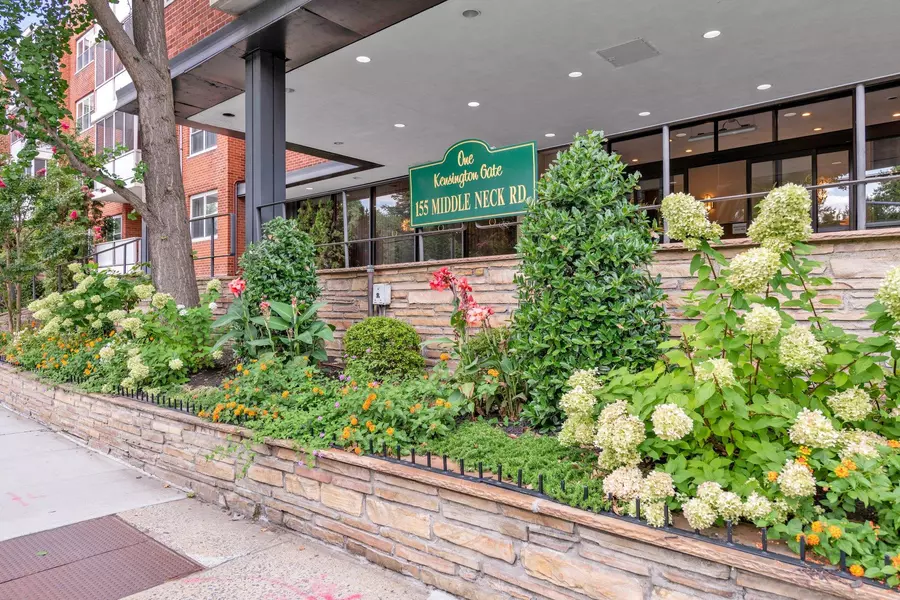1 Kensington Gate #PH7, Great Neck, NY 11021