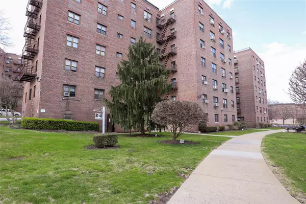 Queens Village, NY 11427,87-40 Francis Lewis BLVD #A67
