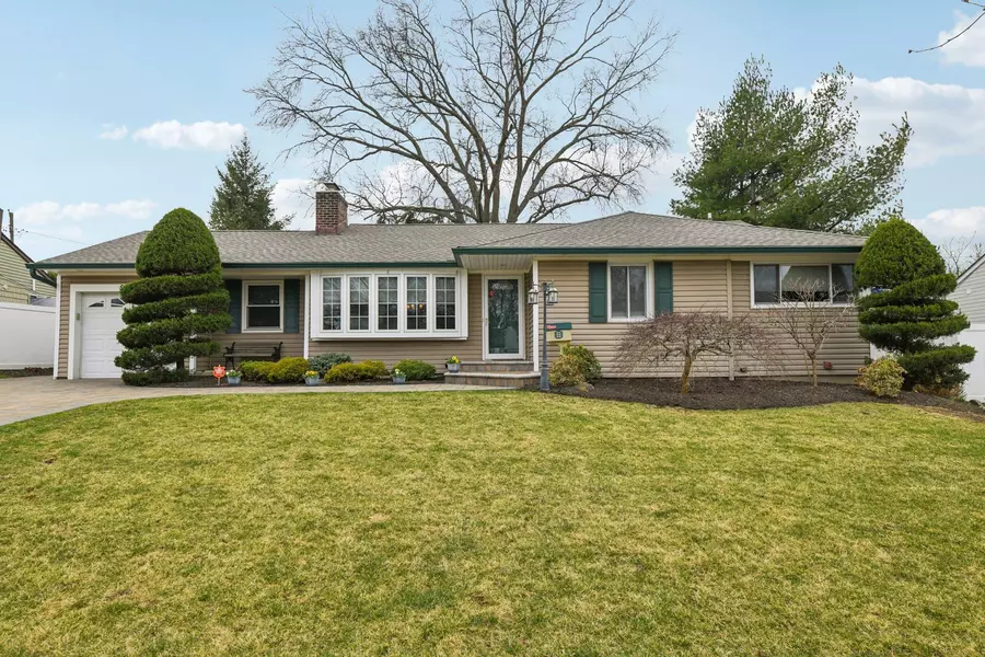 527 Davie ST, Westbury, NY 11590