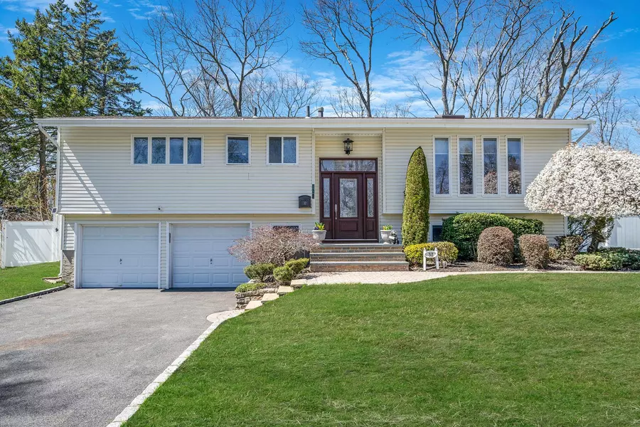 32 Fuller ST, Dix Hills, NY 11746
