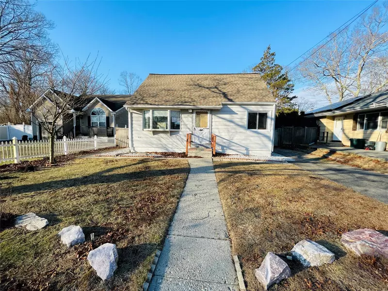 20 Hounslow RD, Shirley, NY 11967