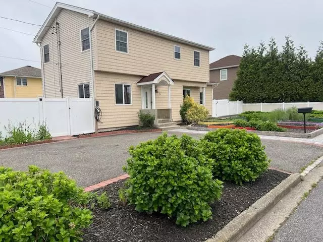 1 E Saltaire RD, Lindenhurst, NY 11757