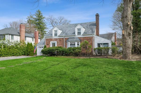 12 Orchard Meadow RD, East Williston, NY 11596