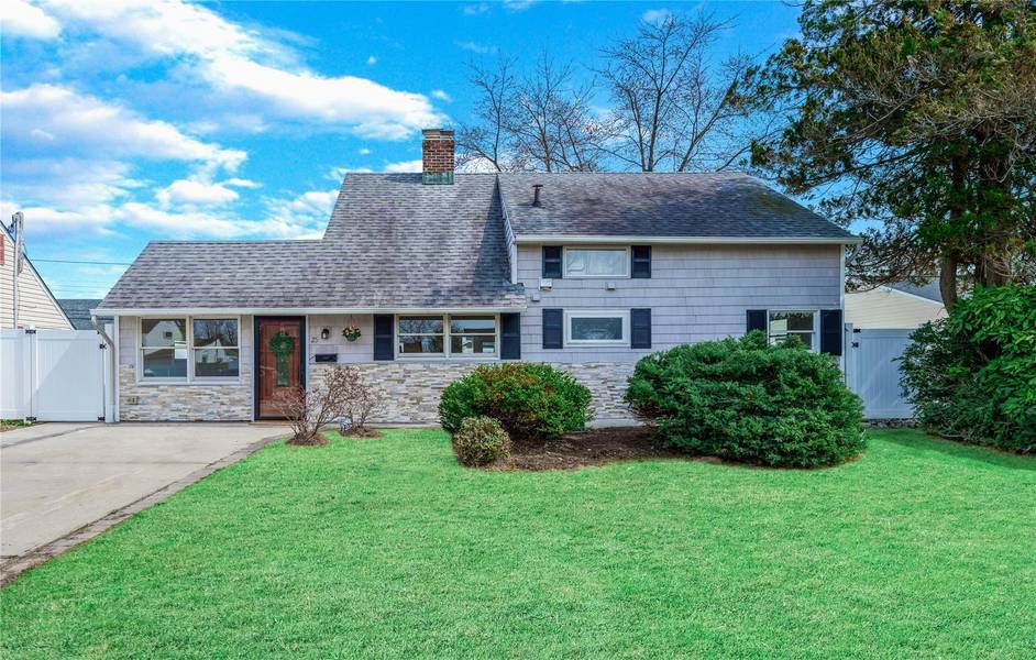 25 Lotus LN, Westbury, NY 11590