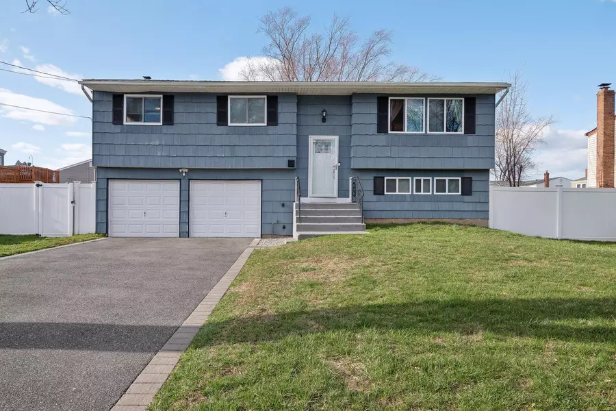 81 Andrew AVE, Islip Terrace, NY 11752