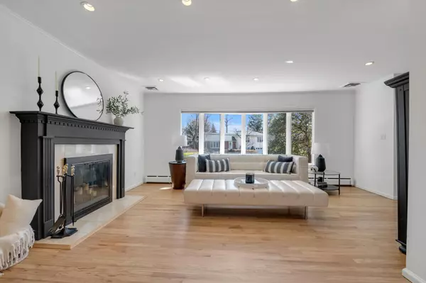 Port Washington, NY 11050,37 Morewood Oaks