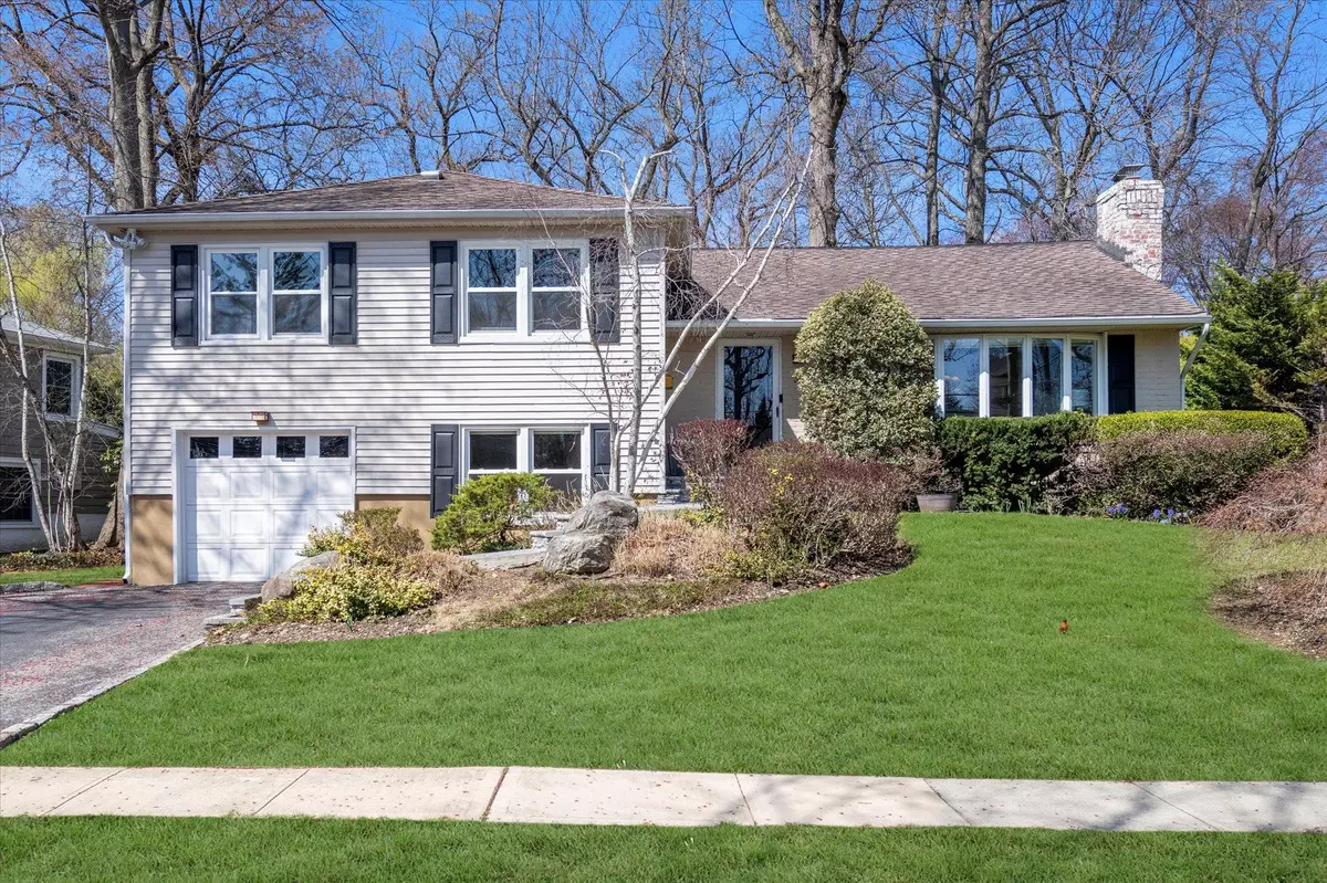 Port Washington, NY 11050,37 Morewood Oaks