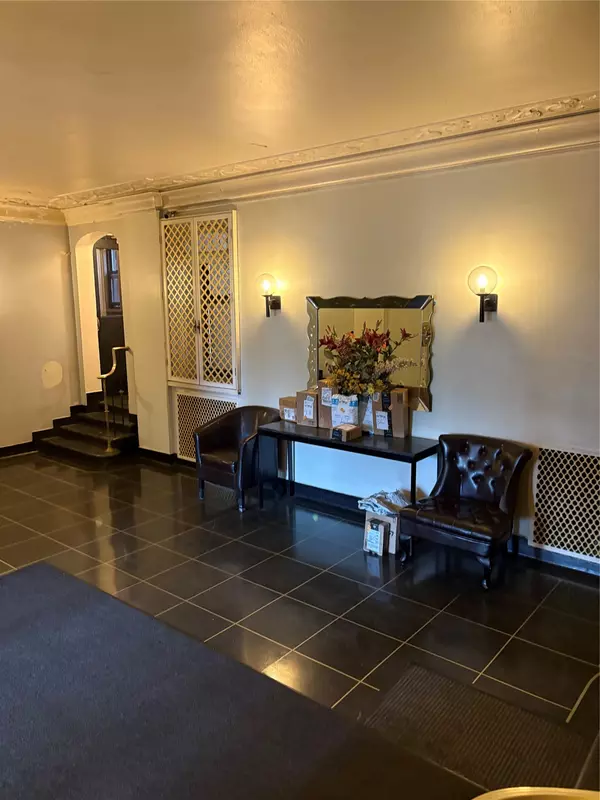 Woodmere, NY 11598,141 Woodmere BLVD #4B