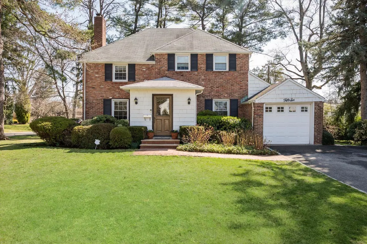 East Hills, NY 11577,56 Milburn LN