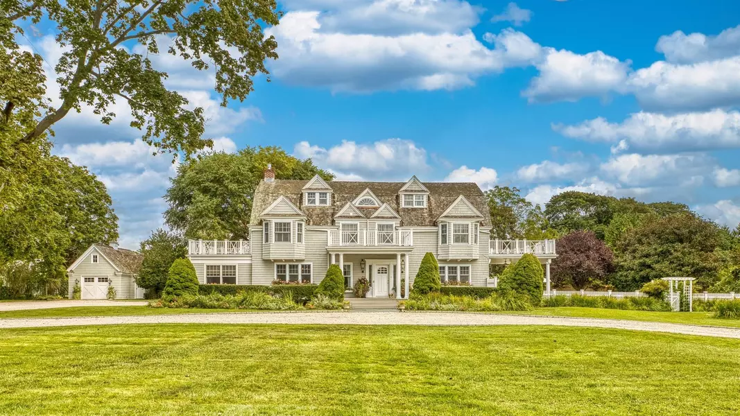 44 Beach LN, Westhampton Beach, NY 11978